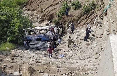 உத்தரகண்ட்: திருமண வீட்டார் சென்ற கார் பள்ளத்தில் விழுந்ததில் 3 பேர் பலி; 10 பேர் காயம்